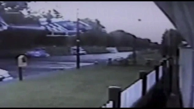 Video: Máy bay trực thăng mất lái đâm vào quán rượu