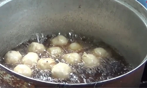 Cận cảnh kinh hoàng dầu ăn đen ngòm ở quán ăn vỉa hè