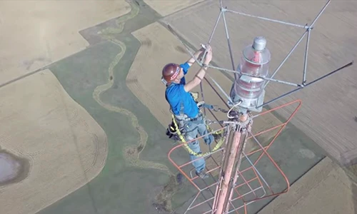 Ngồi vắt vẻo ở độ cao 450m thay bóng đèn