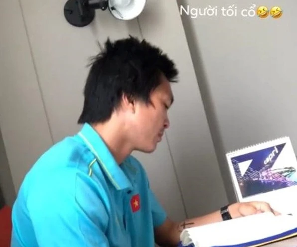 Tuấn Anh bị đồng đội ĐT Việt Nam trêu là "ông cụ non" vì chăm đọc sách
