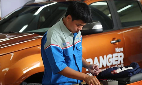 Kỹ thuật viên Ford đua tài "mổ" xe bán tải Ranger