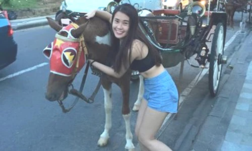 Hot girl Ngọc Thảo khoe eo thon nơi trời Tây