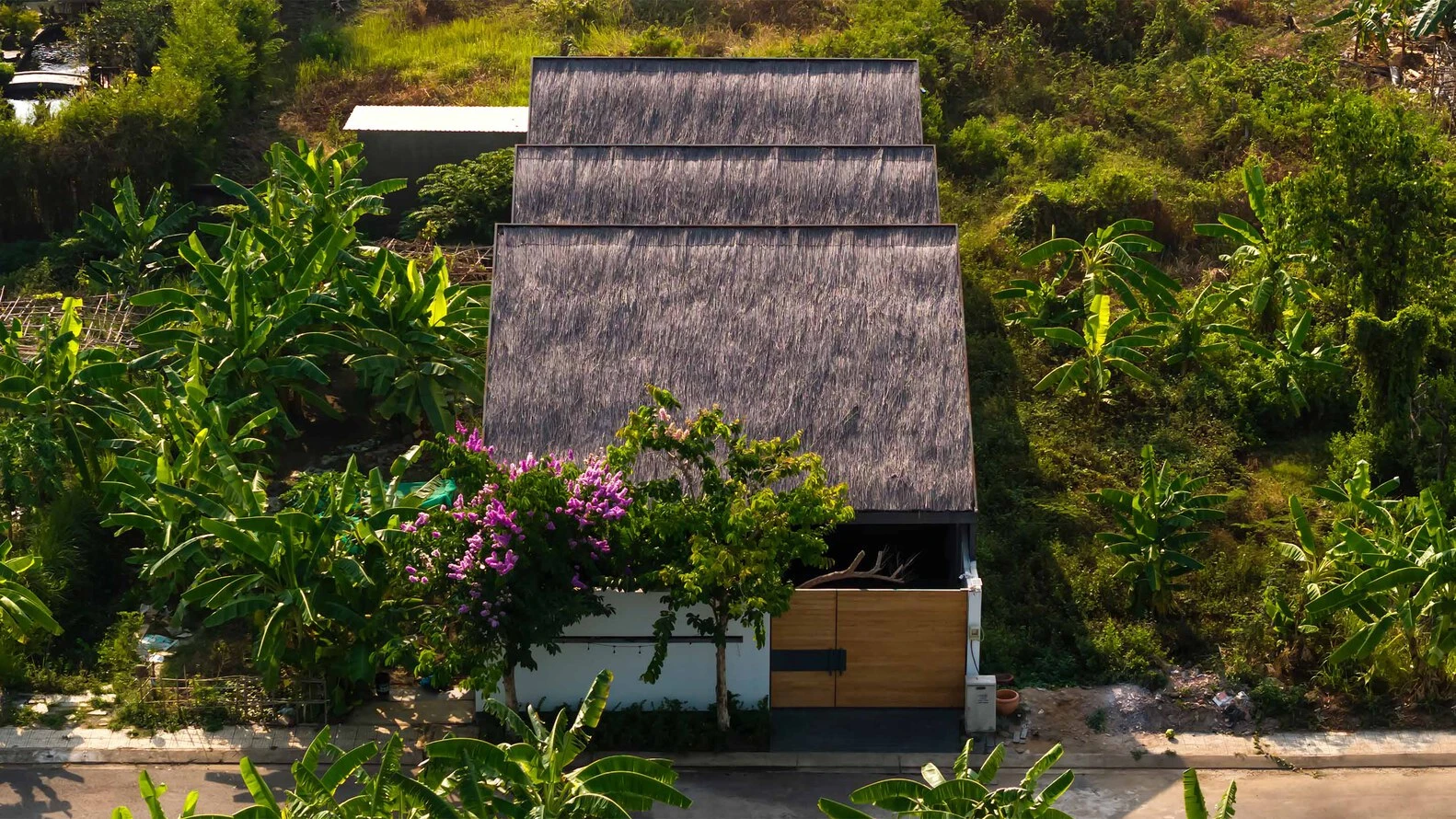 Thiết kế mái dốc hai lớp, nhà hướng Tây mát rượi quanh năm 