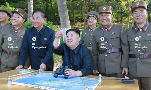 4 người cực quan trọng có thể điềm nhiên hút thuốc cùng Kim Jong-un
