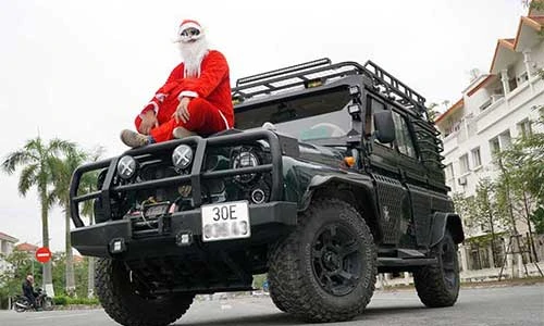 "Anh già Noel" cưỡi xe ôtô giá rẻ UAZ tại Hà Nội