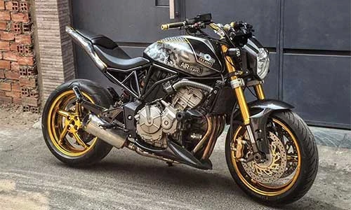 Dân chơi Sài Gòn mạ vàng xe môtô Honda Hornet 600 