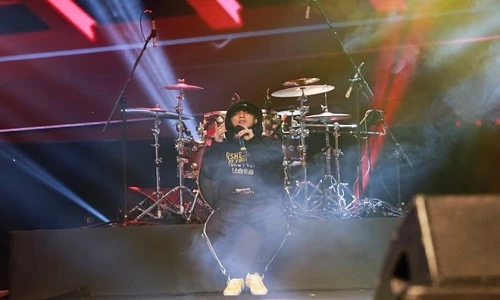 Sơn Tùng M-TP che kín mít đi tổng duyệt đêm nhạc mừng 8/3