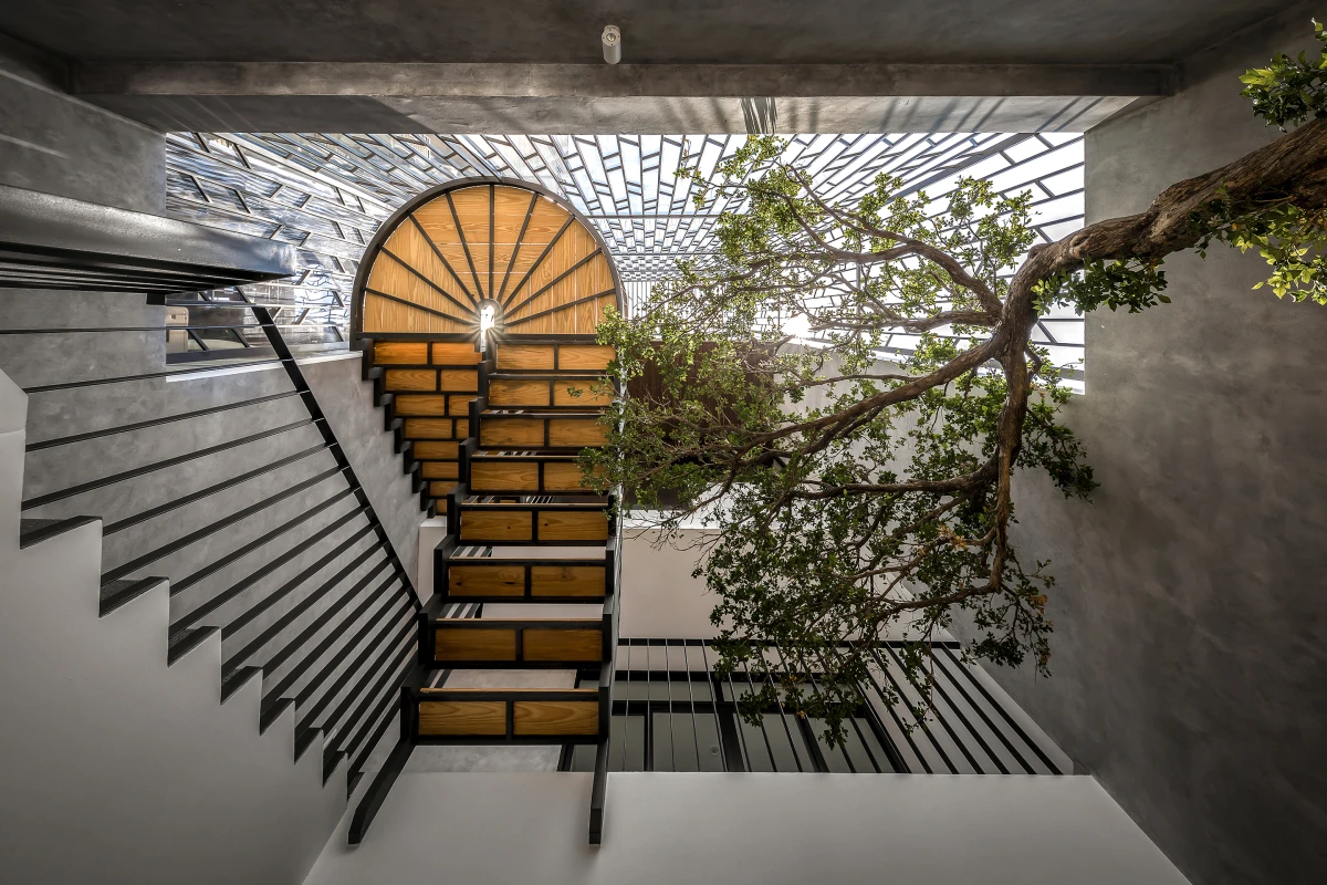 Nhà phố 4 tỷ “gây sốt” với cầu thang đứt đoạn