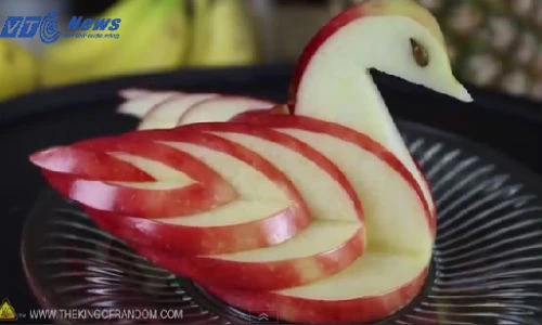 Mẹo cắt táo thành thiên nga dễ như ăn kẹo