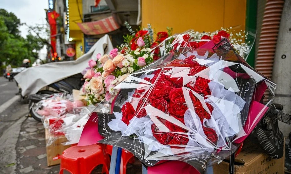 Hoa, quà tặng Valentine nằm dọc vỉa hè chờ khách