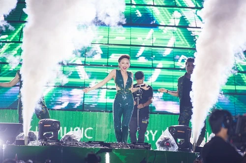 Tóc Tiên, Tuấn Hưng quẩy tưng tại sân vận động Hàng Đẫy