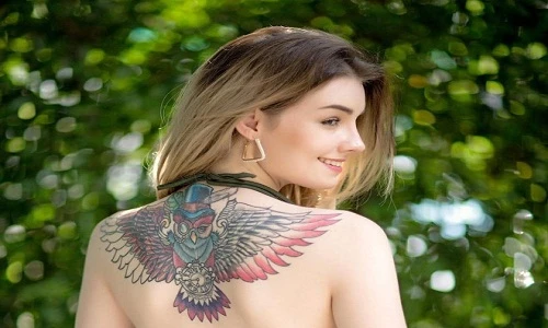 "Nữ thần tắm suối" vòng một khủng khoe hình xăm kín vai