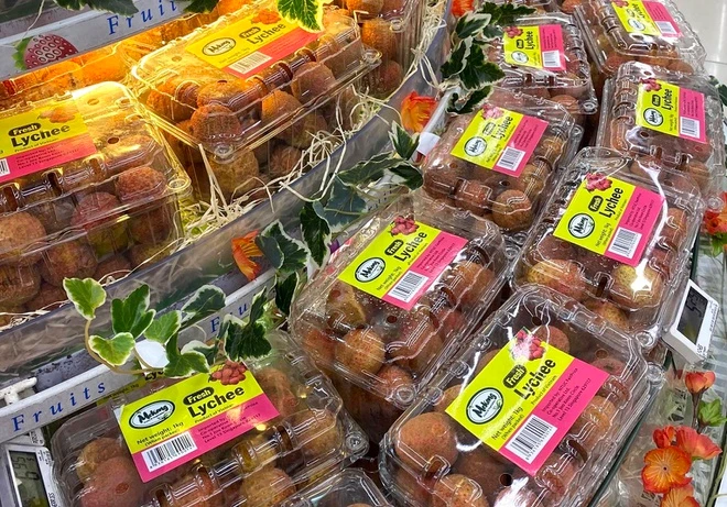 Vải thiều ở Việt Nam rẻ bèo, "đi máy bay" xuất ngoại cháy hàng