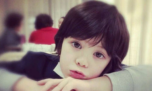 Cậu bé lai có khuôn mặt thiên thần đốn tim dân mạng