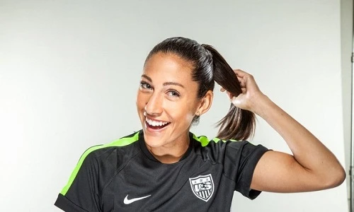 Vẻ đẹp săn chắc không tỳ vết của nữ tiền đạo ĐT Mỹ