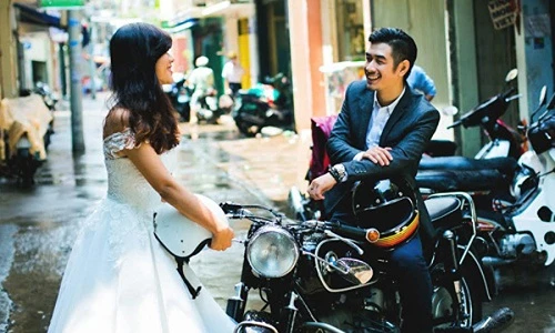Ảnh cưới bên xe độ của chàng thợ xăm và nàng stylist