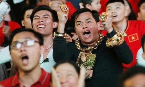 Bí mật "khủng" của đại gia đeo 13kg vàng cổ vũ tuyển Việt Nam