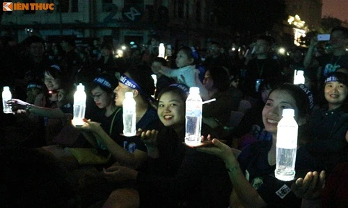Giới trẻ tưng bừng, thích thú đón Giờ Trái đất tại Hà Nội