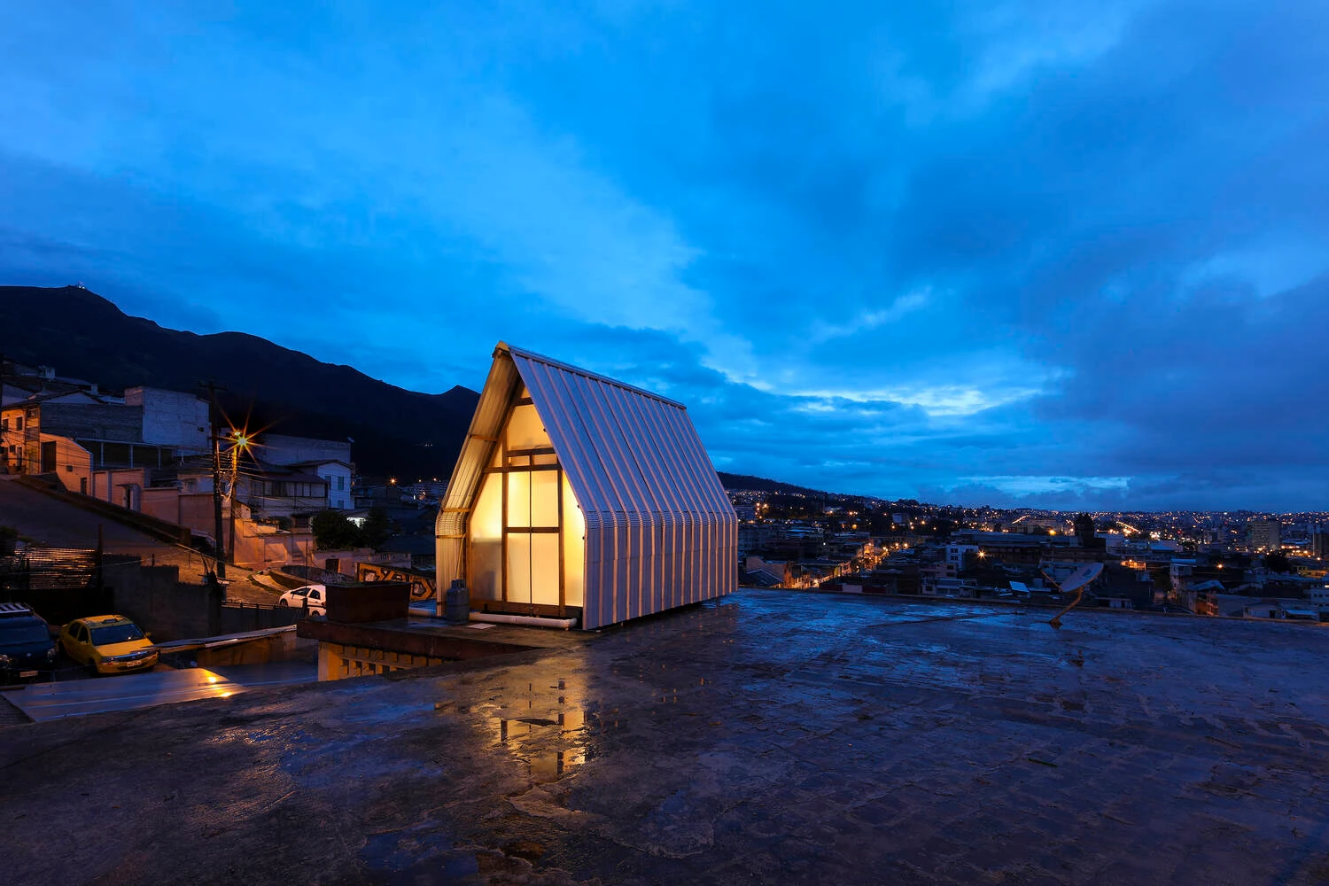 Có gì trong ngôi nhà 12m2 thu trọn bầu trời giữa thành phố?