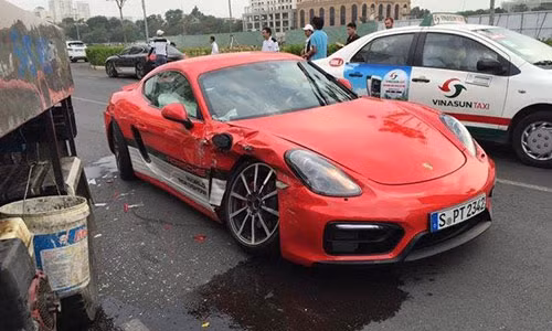 Lái thử, khách Việt đâm nát Porsche Cayman GTS 4,76 tỷ 