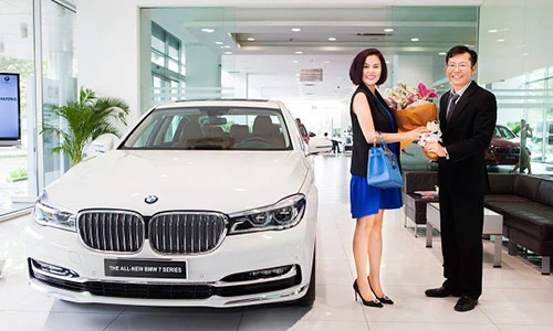 Á hậu Phương Lê sắm xe sang BMW hơn 4 tỷ