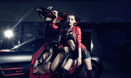 “Đốt mắt” ngắm chân dài thả dáng bên Mercedes SLS AMG