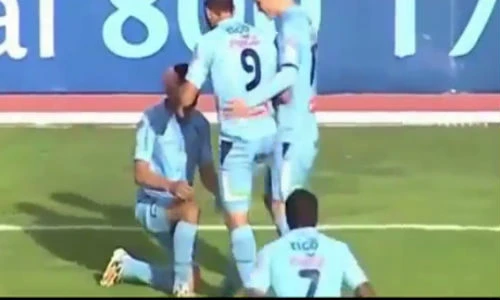 Bàn thắng "điên rồ" có một không hai từ giữa sân