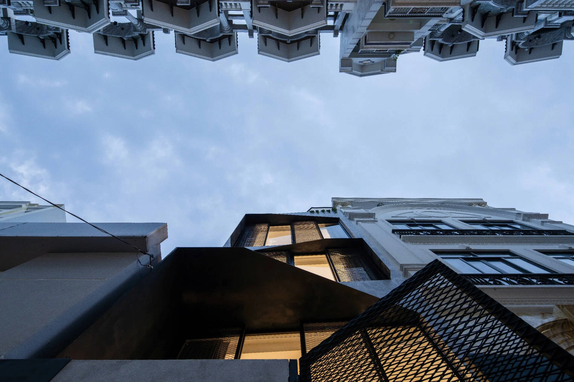 Tưởng bí bách, nhà phố 30m2 vẫn ngập ánh sáng đến khó tin