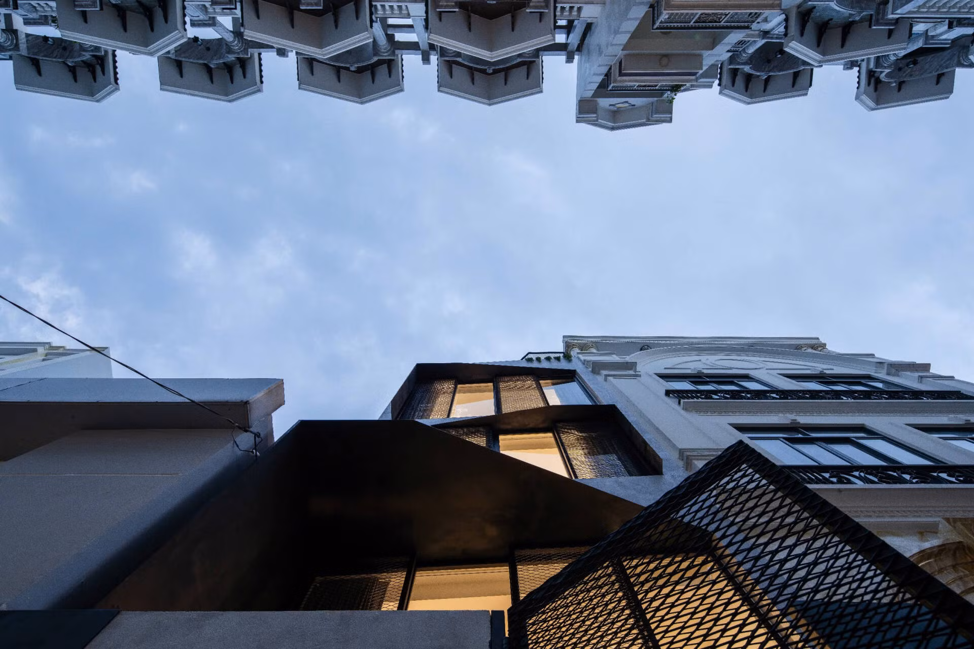 Tưởng bí bách, nhà phố 30m2 vẫn ngập ánh sáng đến khó tin