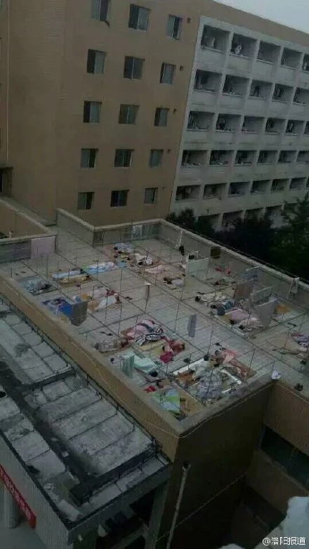 Phát ngượng cảnh nam sinh ngủ “hớ hênh” trên nóc ký túc xá