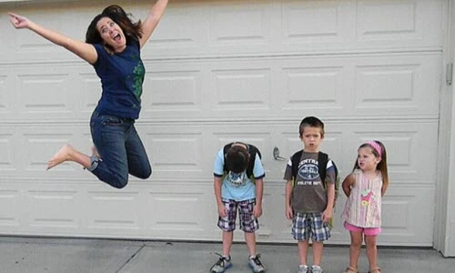 Phụ huynh ăn mừng hài hước ngày con trở lại trường học