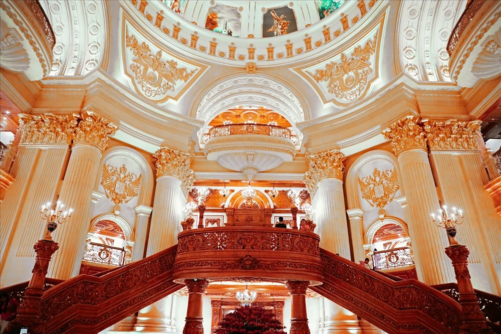 Choáng ngợp nội thất chạm trổ cầu kỳ, mạ vàng trong lâu đài của đại gia Ninh Bình