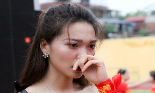 “Bạn gái tin đồn” tuyển thủ U23 Việt Nam rơi lệ sau trận thua UAE