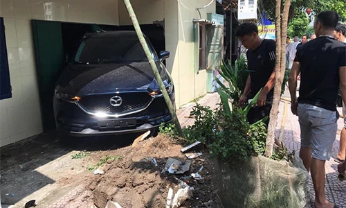 Thanh niên Thái Bình lùi Mazda CX-5 mới "suýt" sập nhà
