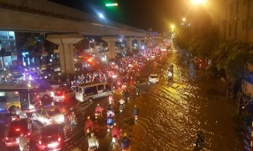 Dân mạng xót xa nhìn người dân Hà Nội tắm mưa trong cảnh tắc đường