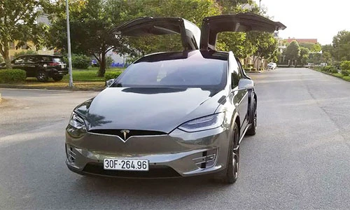 Chồng siêu mẫu Ngọc Thạch "lột xác" Tesla Model X tiền tỷ