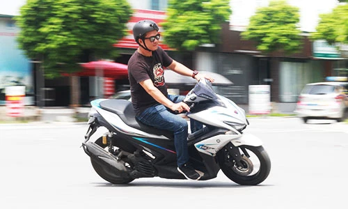 Cầm lái Yamaha NVX 155 mới giá 52,7 triệu tại VIệt Nam