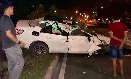 Mercedes E250 tiền tỷ tan nát sau va chạm ở Sài Gòn