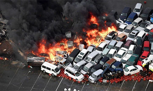 Hàng trăm xe ôtô bốc cháy do siêu bão Jebi ở Nhật Bản