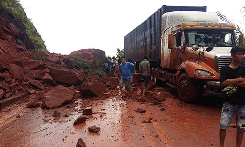 Video: Lở núi ầm ầm, người đi đường bỏ xe chạy tán loạn