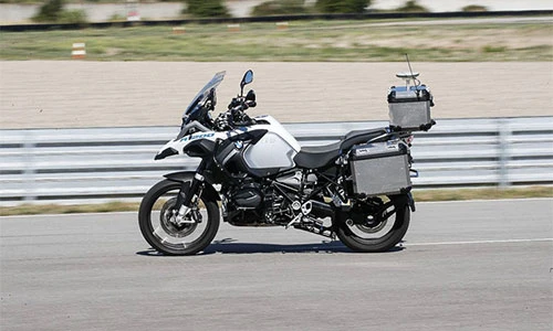 “Soi” BMW R1200GSA lăn bánh, ôm cua không cần người lái