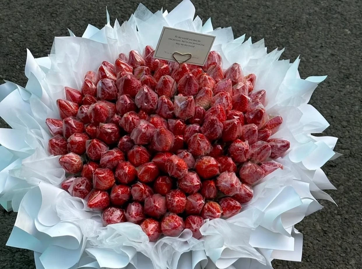 “Nhuộn đỏ” thị trường Valentine, hoa dâu tây tiền triệu hút khách