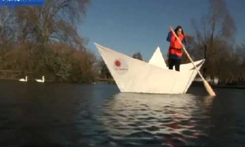 Kỳ lạ thuyền giấy chở người nổi trên mặt nước