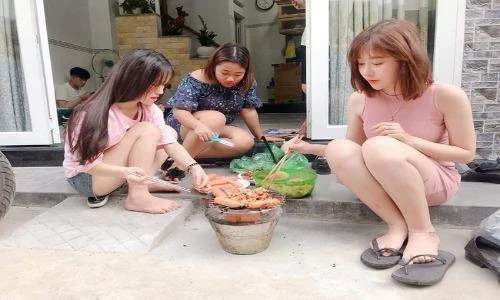 Chỉ vì bức ảnh ngồi nướng thịt trước cửa, cô gái khiến CĐM rần rần đi tìm