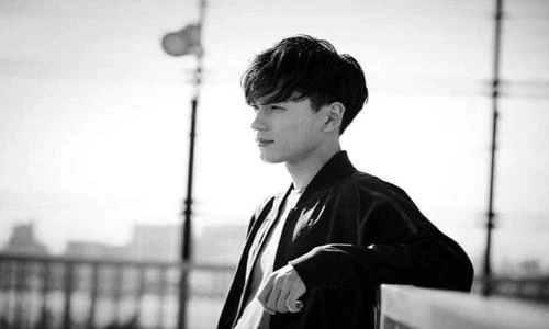 Fan nữ "đổ gục" trước gương mặt đẹp trai như tài tử của tiền đạo Nhật Bản