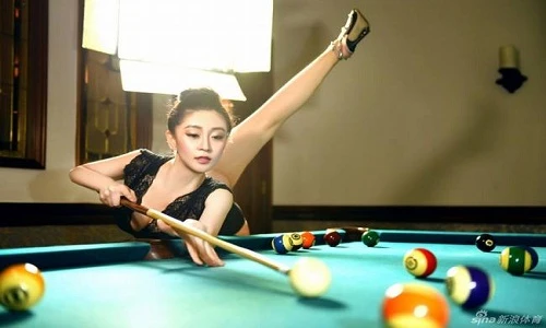 Nữ thần uốn dẻo chơi bi-a với tư thế cực “dị“