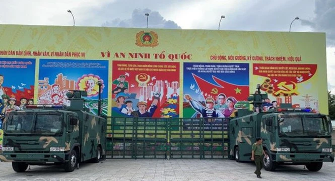 Cặp xe 'khủng' đa năng dựng hàng rào thép trong chốc lát