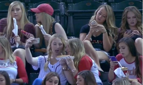 Bất ngờ với việc gái xinh làm khi đi xem thể thao