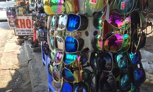 Bất ngờ với “hàng hiệu” giá bèo trên vỉa hè Việt Nam