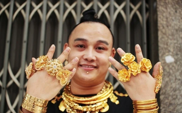 Bí mật ít biết về chủ quán đeo gần 100kg vàng trên người